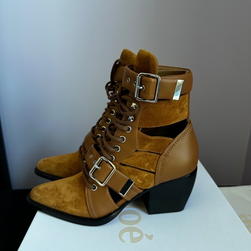 ✨Host Pick✨ Chloe Rylee Suede Ankle Booties - Picture 3 of 14
